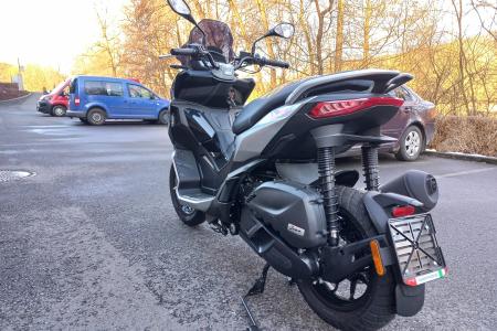 Investom moto Zlín Aprilia SR GT 200