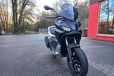 Investom moto Zlín Aprilia SR GT 200