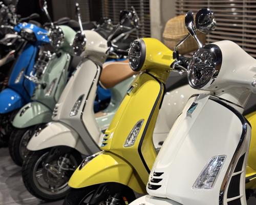Vespa Primavera 125 ve všech barvách s kufrem ZDARMA